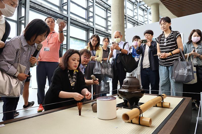 策展人岩井美惠子引領觀眾欣賞自然落灰釉的樸實魅力與器物的美。