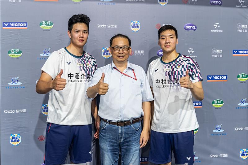 台灣羽壇新銳男雙組合江建葦(圖右)及吳軒毅(圖左)受邀擔任開球嘉賓,與成大教務長沈聖智(圖中)合影