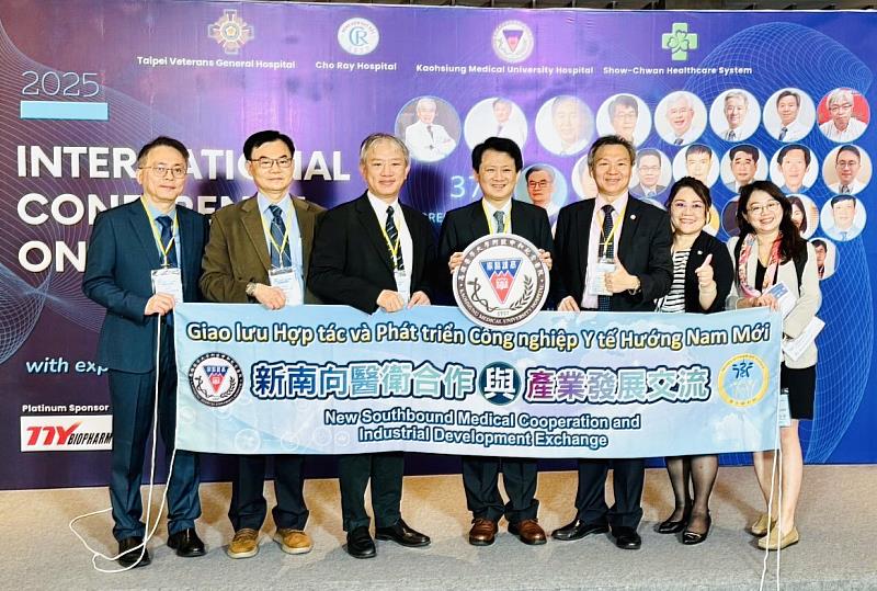 高醫重磅級黃金團隊今(12)日於越南胡志明市參與臺越醫療論壇，成功鏈結越南合作雙贏