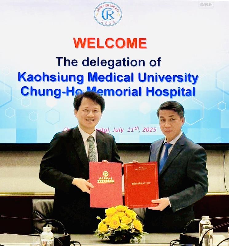 高醫與胡志明市最大醫學中心大水鑊醫院（Cho Ray Hospital）簽署合作備忘錄，左為高醫王照元院長、右為大水鑊醫院副院長Dr. Pham Thanh Viet
