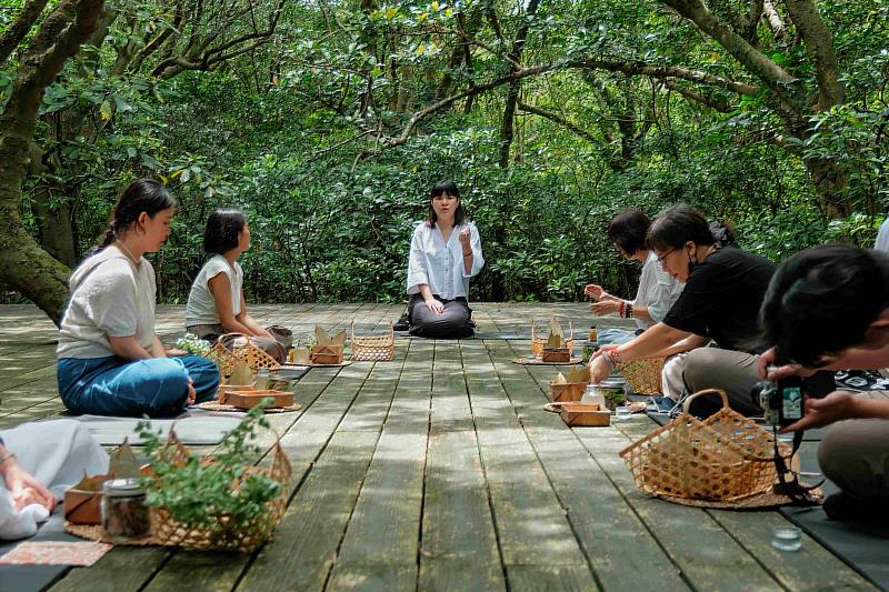 1、靈鷲山森林禪堂開桌了，人們走入山林深處，體驗靈性與味覺同步覺醒。（靈鷲山佛教教團提供）