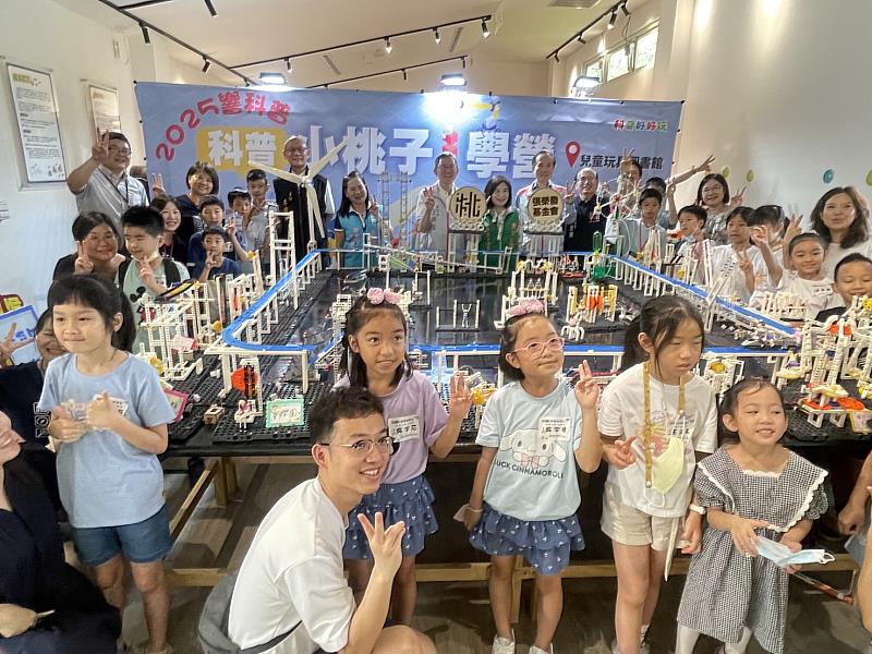 張榮發基金會攜手桃園市政府推出「科普好好玩」專案，今於桃園兒童玩具圖書館舉辦科普小桃子Ｉ學營成果分享大合照。