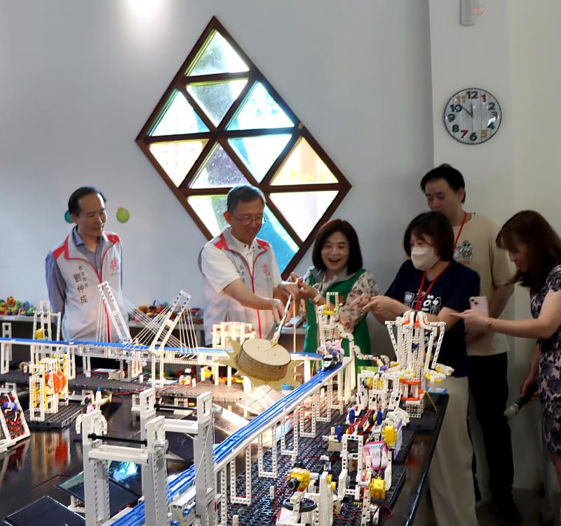 張榮發基金會攜手桃園市政府推出「科普好好玩」專案,今於桃園兒童玩具圖書館舉辦科普小桃子I學營,由桃園市副市長王明鉅(左2)與張榮發基金會執行長鍾德美(左3)用燈照啟動太陽能微型積木拼組作品。
