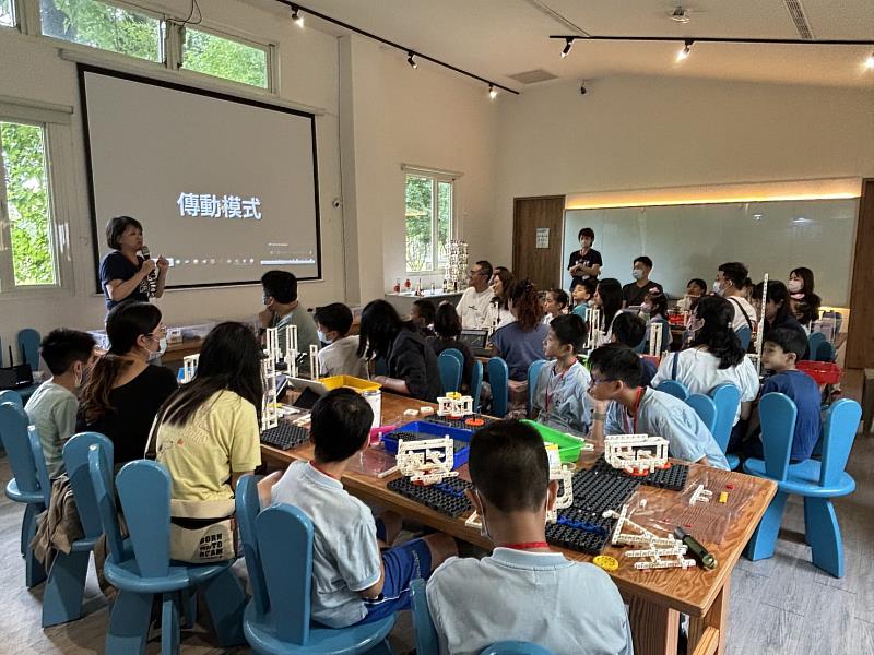張榮發基金會攜手桃園市政府推出「科普好好玩」專案,小朋友參加科普小桃子I學營,簡單學科學、快樂懂科學。