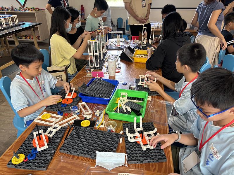 張榮發基金會攜手桃園市政府推出「科普好好玩-科普小桃子I學營」,學生專心聆聽老師解說並各展創意拼組微型積木。
