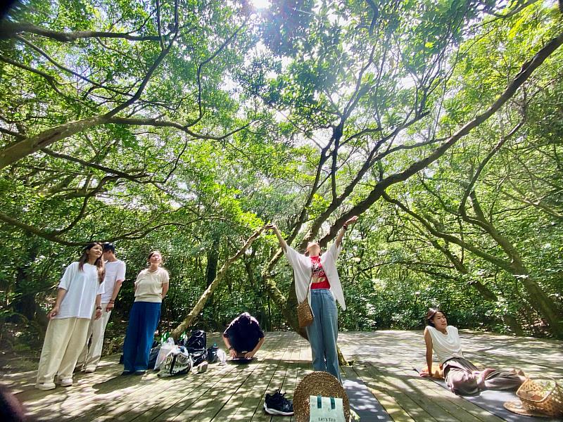 5、參與者在綠意盎然的森林中用餐，找回對味道的敬重。（靈鷲山佛教教團提供）