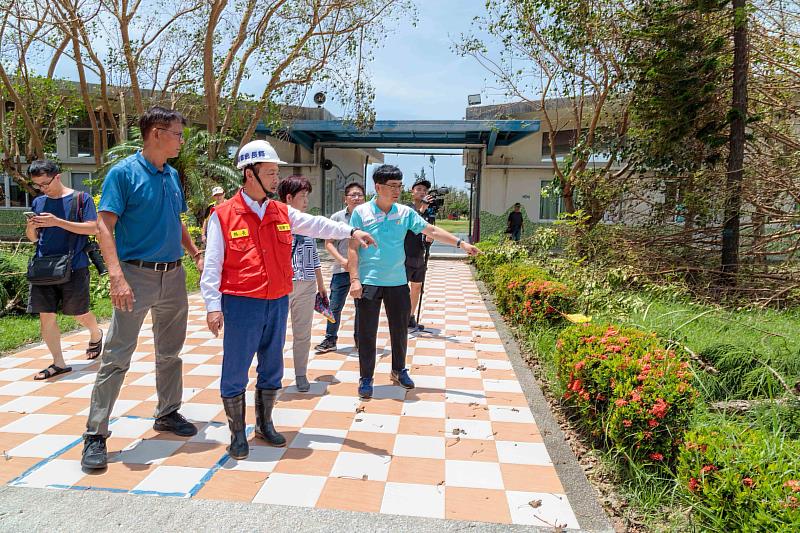 翁章梁關心布袋國小災後復建，慰勞清掃人員