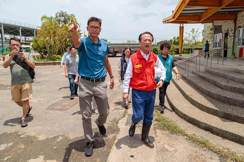 翁章梁關心布袋國小災後復建，慰勞清掃人員