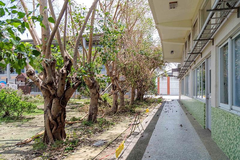 翁章梁關心布袋國小災後復建，慰勞清掃人員