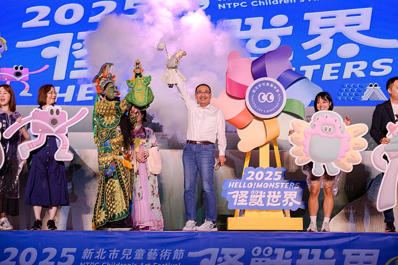 2025新北市兒童藝術節以「怪獸世界」為主題,規劃六大主題場域,包括夢幻之城、彩虹迷宮、精靈谷、小勇士營、魔法王國、天馬城邦。