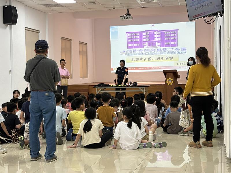 新竹市香山國小學童參訪警局，寓教於樂認識警政工作。