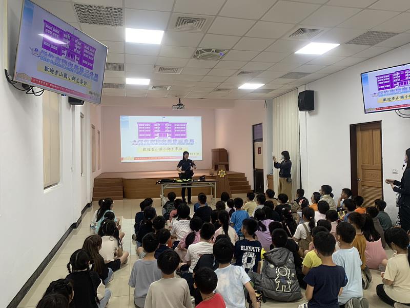 新竹市香山國小學童參訪警局，寓教於樂認識警政工作。