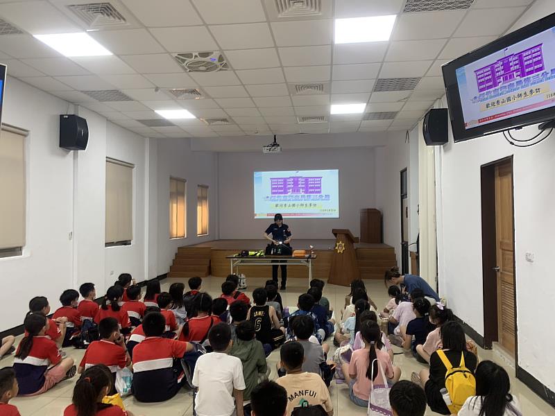 新竹市香山國小學童參訪警局，寓教於樂認識警政工作。