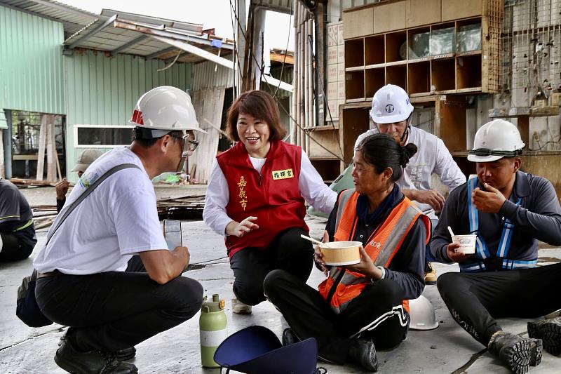 黃敏惠市長為工程人員加油打氣