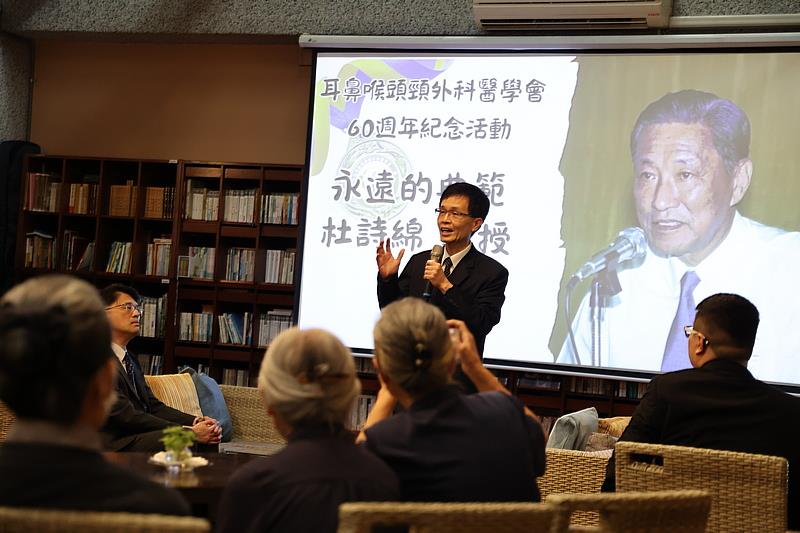 花蓮慈院陳培榕副院長主持紀念大會，他是杜詩綿院長的學生，也承繼為花東地區栽培更多人才與醫學研究的重任。(吳宛霖攝)