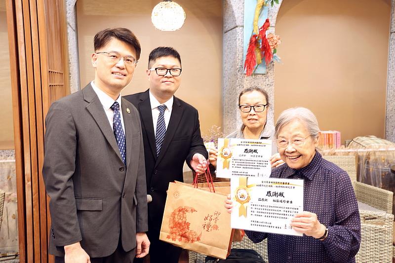 台灣耳鼻喉頭頸外科醫學會副祕書長廖立人(左一)頒發感謝狀予杜詩綿院長的夫人張瑤珍女士(右一)及女兒杜芸芸(右二)，表達對杜院長的感恩與思念。(吳宛霖攝)