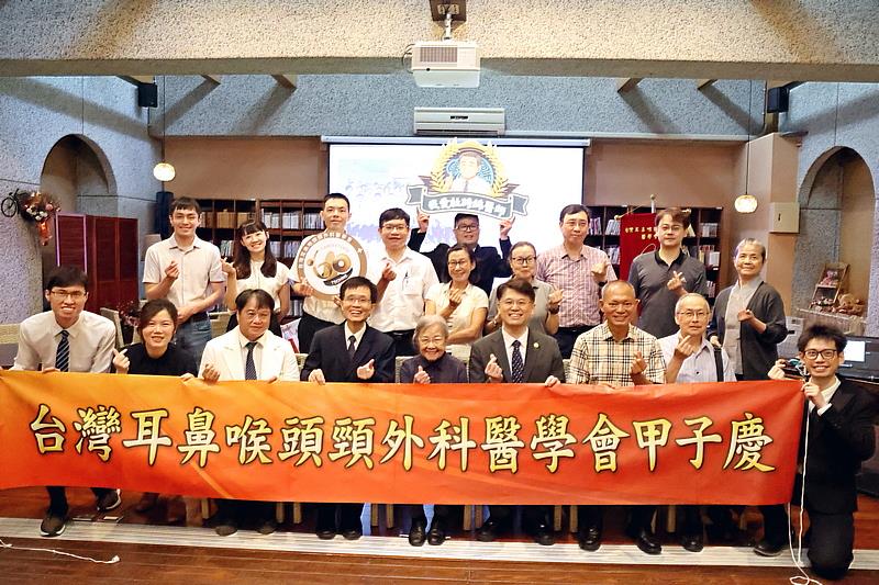 台灣耳鼻喉頭頸外科醫學會60周年，至花蓮慈院舉辦「杜詩綿教授紀念大會」。臺灣耳鼻喉頭頸外科醫學會副祕書長廖立人(右四)、花蓮縣醫師公會理事長周朝雄(右三)、花蓮慈院副院長陳培榕(左四)等邀請杜教授夫人張瑤珍女士(中)同聚，一起分享耳鼻喉科在台灣的發展。