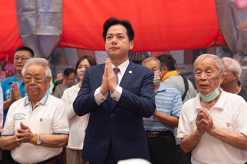 觀世音菩薩得道紀念日，邱臣遠代理市長前往開臺金山寺參香祝禱。
