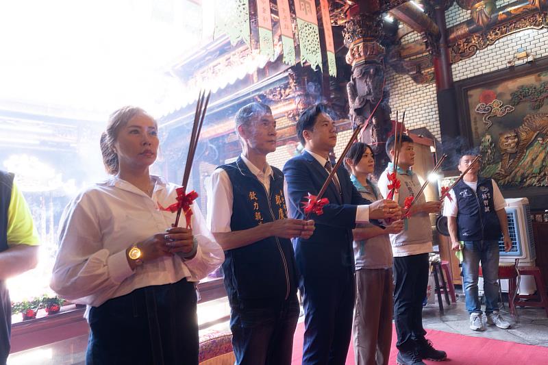 邱臣遠代理市長赴竹蓮寺參香祝禱。