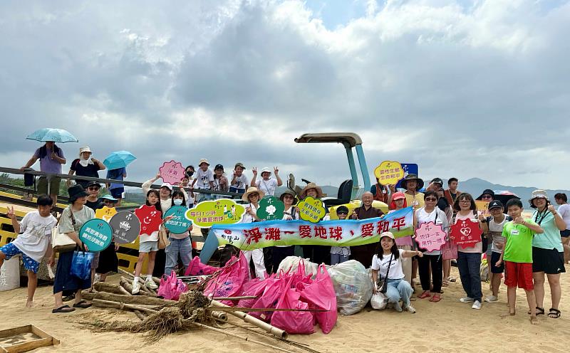 1、連續6年，靈鷲山和福容大飯店，推出「淨灘愛地球，相揪看沙雕」環保公益活動。（靈鷲山佛教教團提供）