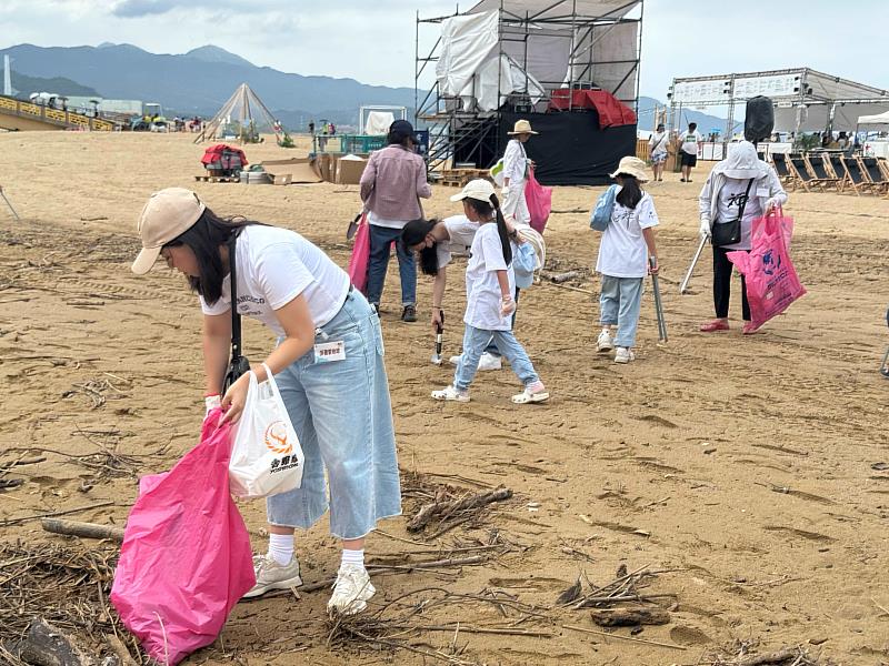 2、氣候很熱, 淨灘愛地球熱情不減。(靈鷲山佛教教團提供)