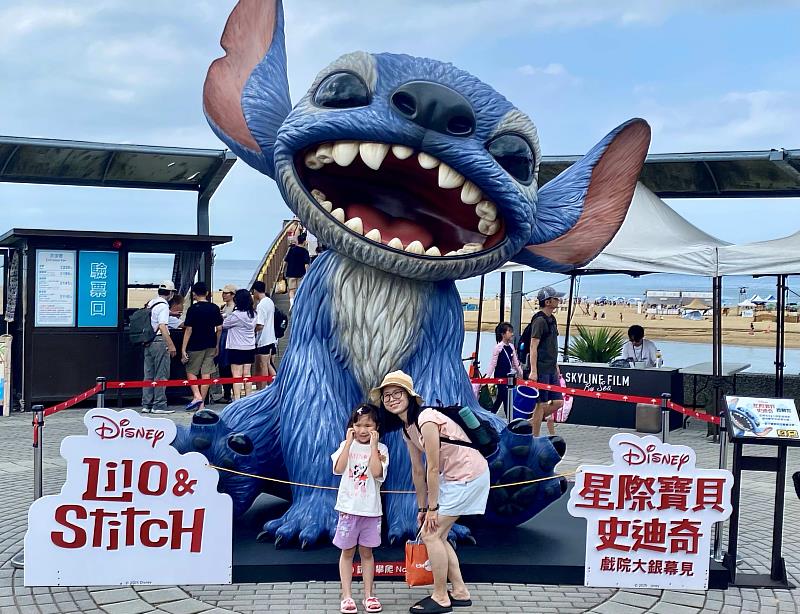 5、暑假來了,海灘和沙雕吸引親子同行。(靈鷲山佛教教團提供)