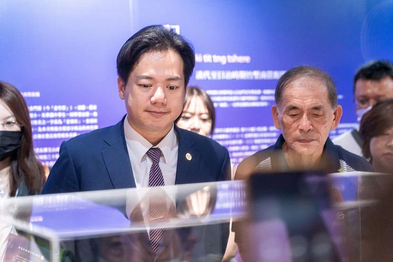 代理市長邱臣遠參觀文物展。