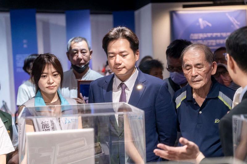 代理市長邱臣遠參觀文物展。