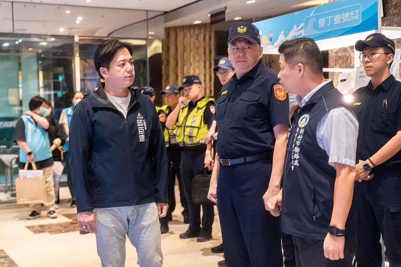 竹市暑期青春專案,邱臣遠代理市長率隊稽查娛樂場所。