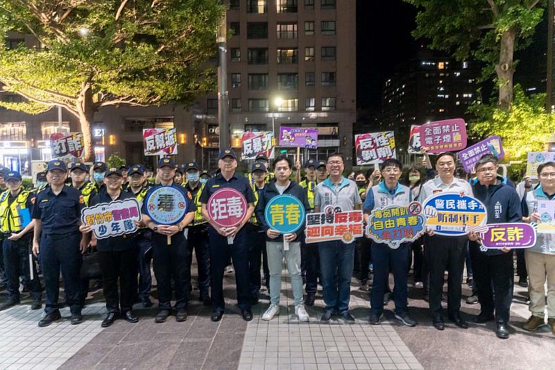 竹市暑期青春專案,邱臣遠代理市長率隊稽查娛樂場所。