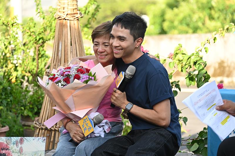 「藝起來我家」庭院分享會首次走進達仁 歌手高偉勛回家唱歌 饒慶鈴參與同樂