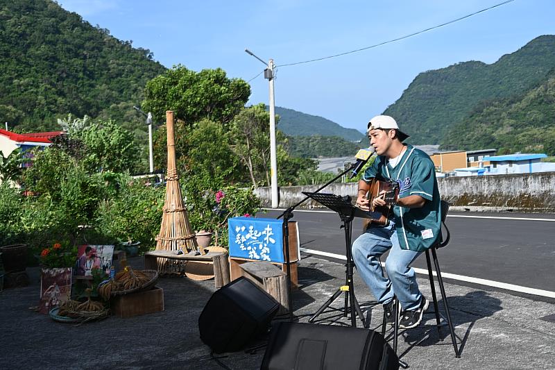 「藝起來我家」庭院分享會首次走進達仁 歌手高偉勛回家唱歌 饒慶鈴參與同樂
