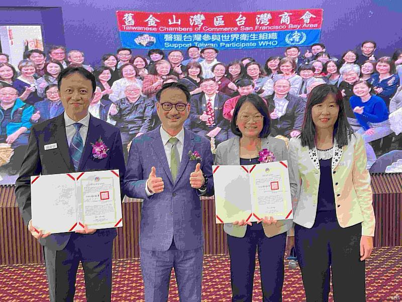 阮昭雄代頒僑委會徐佳青委員長感謝狀及賀狀。左起周威宇、阮昭雄、何淑貞及莊雅淑