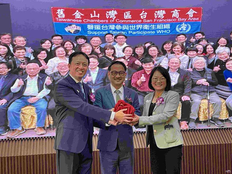 商會會長交接，左起滿任會長周威宇、僑委會副委員長阮昭雄及新任會長何淑貞