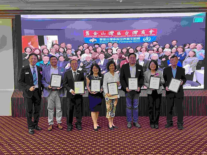 滿任會長周威宇(左)頒發感謝狀給該團隊