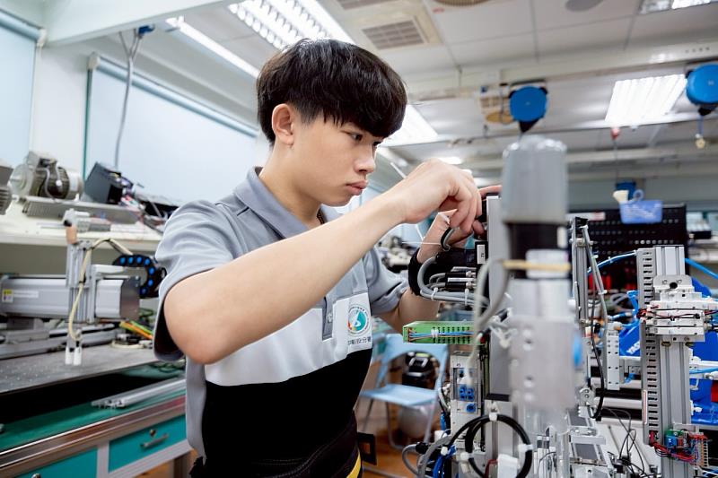 中彰投分署機電整合職類選手許有崴專注進行機構組裝整線，盼能再奪金