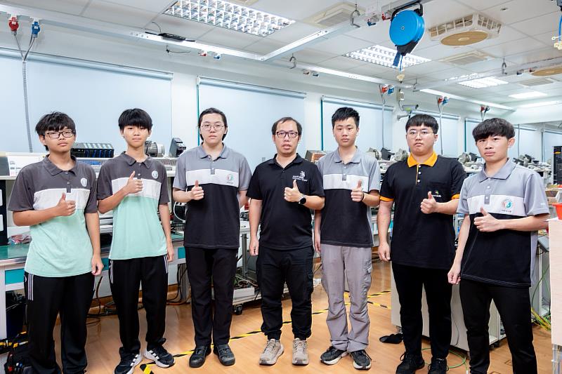 中彰投分署提供豐富的培訓資源協助選手們強化技術(圖中為電機電子股王郁翔訓練師，右為許有崴)
