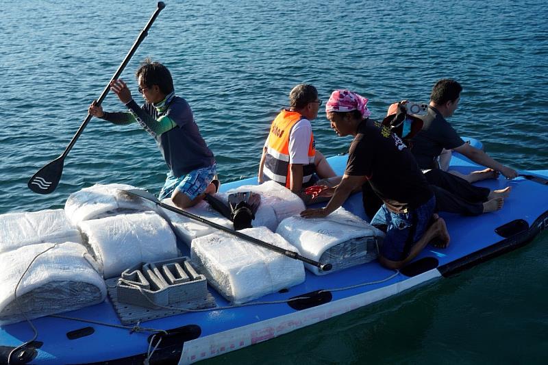 海底漫步 SEA WALK 工作團隊進行海上接駁與放置。