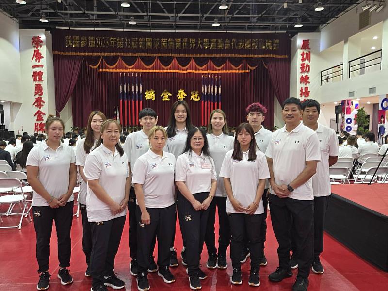 文化人齊聚！後左起楊亞依、黃巧鈞、鄭慧慈、蕭豫玟、王玥媞、林韋宸、蔡鑫義。前左起詹淑月、林佳慧、王淑音、喻沛棻及余清芳。