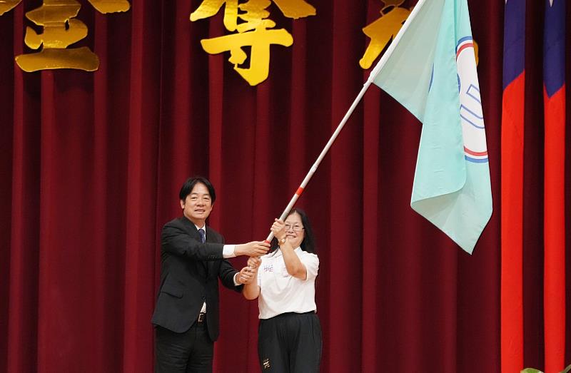 總統賴清德親臨勉勵代表團共 196 位選手、參賽 15 運動種類代表團，授旗王淑音會長，歡迎大家為選手們加油！