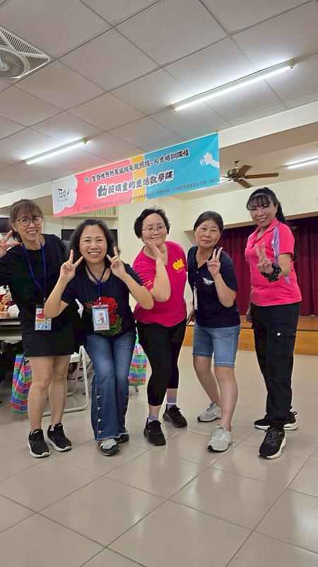 劉采菁老師(中)帶領(左起)李玉清、林家卉、胡美滿(右2)參與整合型預防延緩失能模組課程