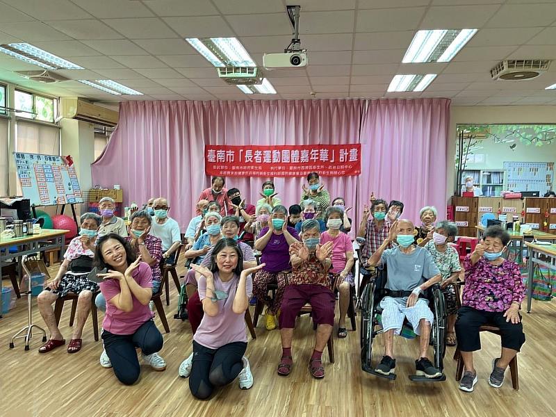 (前排左起)林家卉、胡美滿深入地方社區，帶領長者進行體適能運動