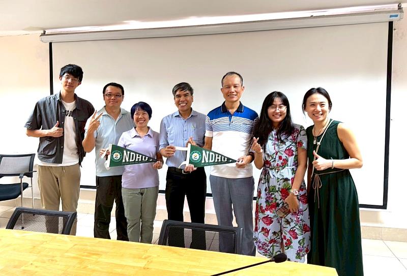 東華大學張德勝教授與謝顥音教授帶領研究團隊與胡師大研究團隊商討合作。