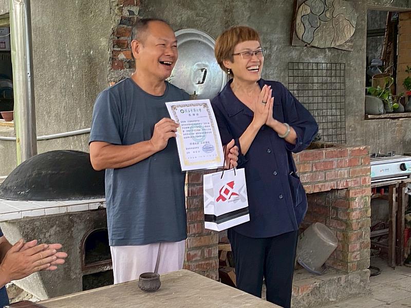 林淑雅雅老師代表藝創系致感謝狀給花蓮縣陶藝學會莊文慶總幹事。