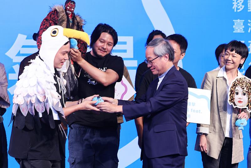 文化部長李遠(前右)頒發a-We給「We TAIWAN」參演團隊代表,象徵國人對此行的祝福與期許。圖前左為移動故事屋,將結合臺灣原創動畫,帶來沉浸式親子劇場。