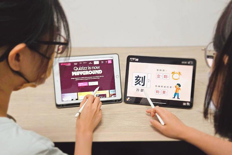 圖為教師透過平板操作 Wayground 平台進行國語文教案設計，探索漢字結構。