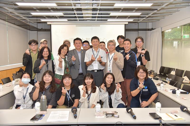 圖2：雲科大與輔仁大學交流後合影