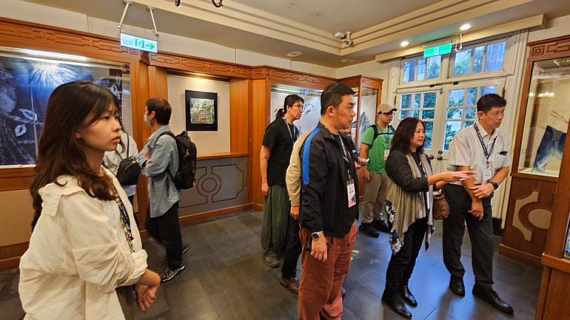 圖3：王淑宜老師解說「三峽藍染節特展」策展理念