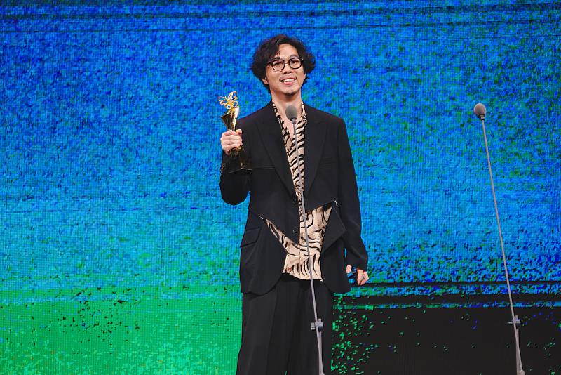 世新廣電系校友張軼峰榮獲最佳美術設計，由同為世新廣電系校友的《河鰻》導演朱駿騰代領。（台北電影節提供）