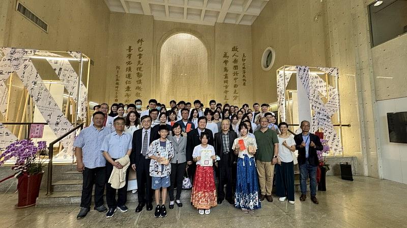 中國醫藥大學第四屆全國中醫藥書法比賽展覽開幕與會貴賓合影。